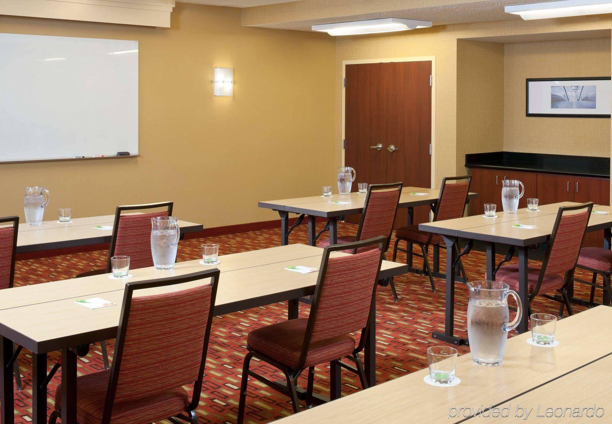 Courtyard Cincinnati Blue Ash Bagian luar foto